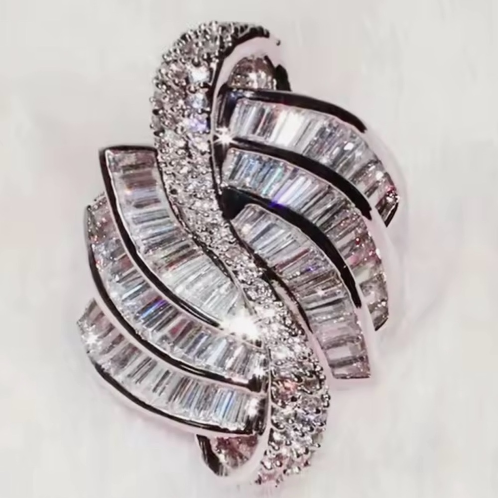 NEW Elegant Silver and Crystal Women's Jewelry Piece